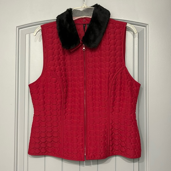 New Directions Red zip up Vest w/removable Black fur collar. - Picture 1 of 4